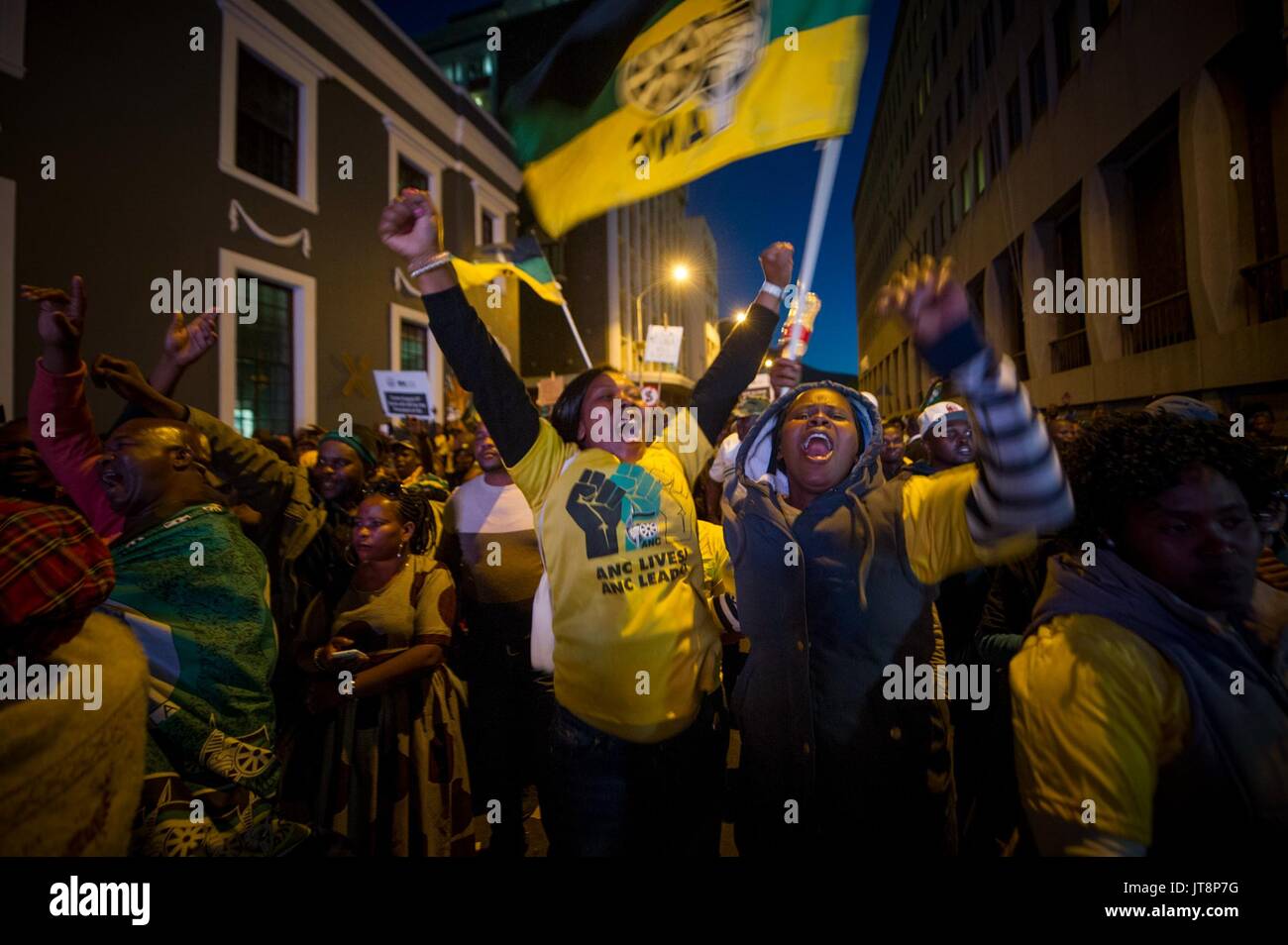 Cape Town, Afrique du Sud. 8e août, 2017. Les partisans de l'Afrique du Sud est parti, le Congrès national africain (ANC) célébrer à l'extérieur du Parlement après le président sud-africain Jacob Zuma a survécu à une motion de censure à Cape Town, Afrique du Sud, du 8 aout 2017. Le président sud-africain Jacob Zuma, le mardi a survécu à une motion de censure par scrutin secret. Le Président du Parlement européen a annoncé que Baleka Mbete 198 membres du Parlement européen a voté contre la motion, alors que 177 ont voté pour et 9 se sont abstenus. Credit : Jaco Marais/Xinhua/Alamy Live News Banque D'Images