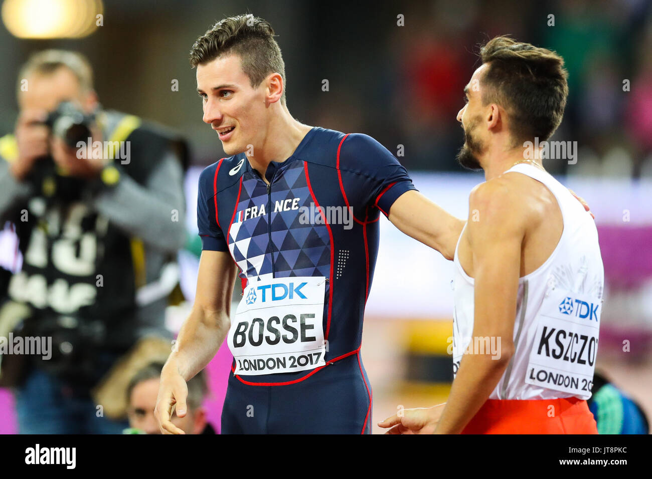 Londres, Royaume-Uni. Le 08 août, 2017. Londres, le 08 août 2017 . Pierre-Ambroise Bosse, France, félicite le second Adam Kszczot, Pologne, après la finale du 800 m hommes sur cinq jours de l'IAAF 2017 Championnats du monde de Londres au London Stadium. Crédit : Paul Davey/Alamy Live News Banque D'Images
