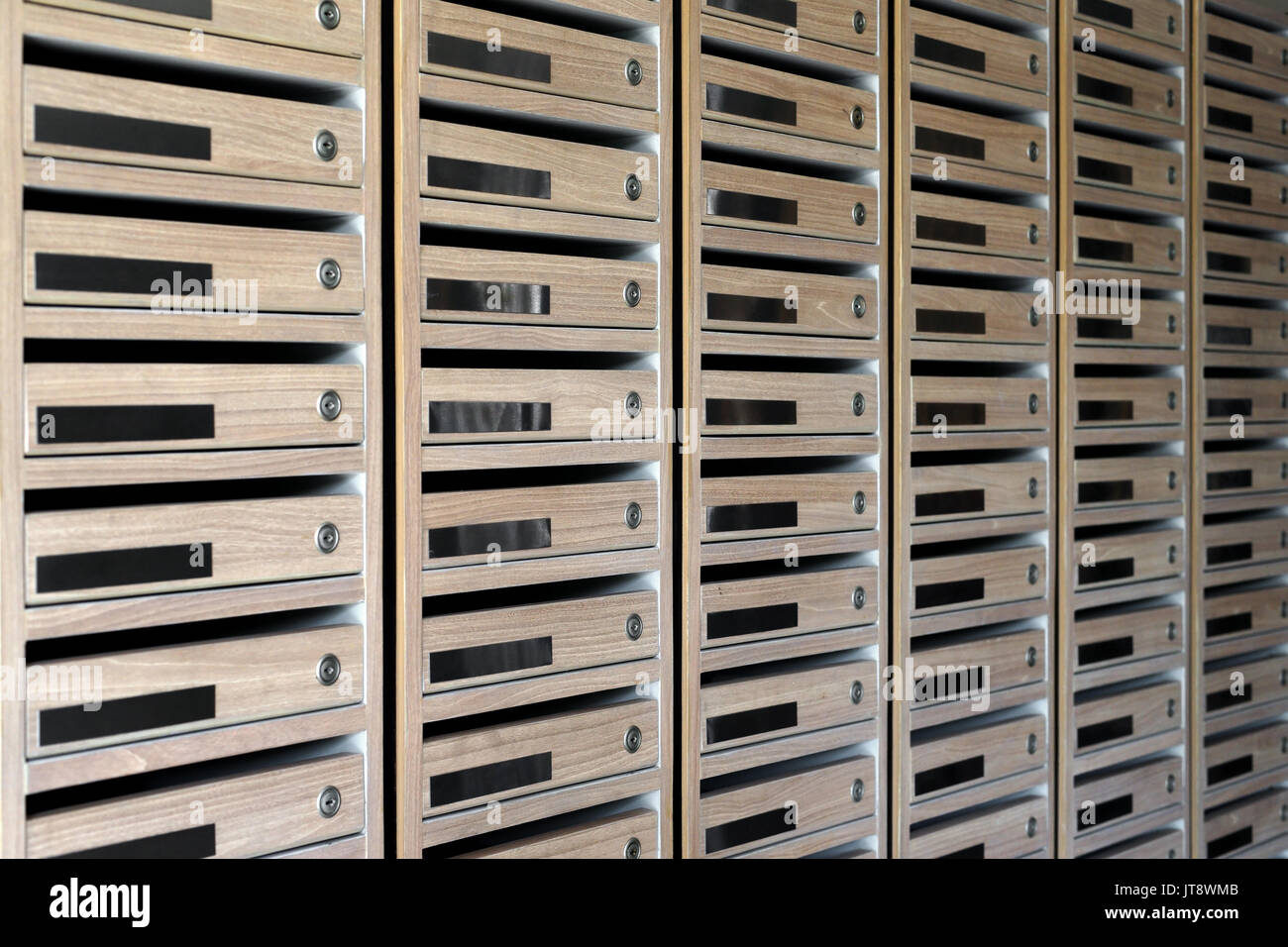 Boîtes aux lettres en bois dans un immeuble en copropriété postal Banque D'Images