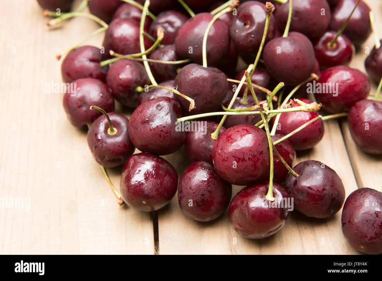 Juteux doux frais mûrs cerises bing de l'été sur une table en bois haut Banque D'Images