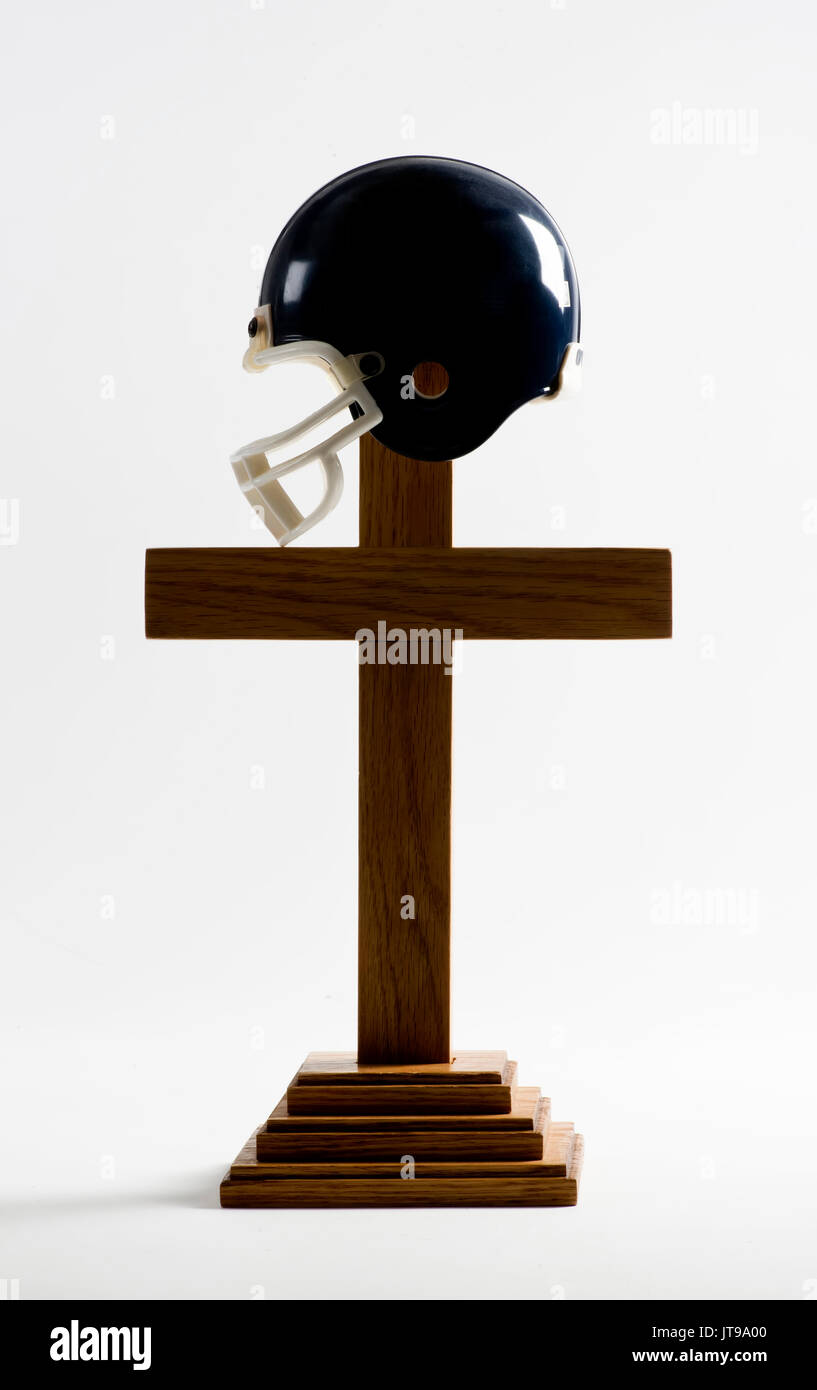 Le football et l'église avec cross et casque. Banque D'Images
