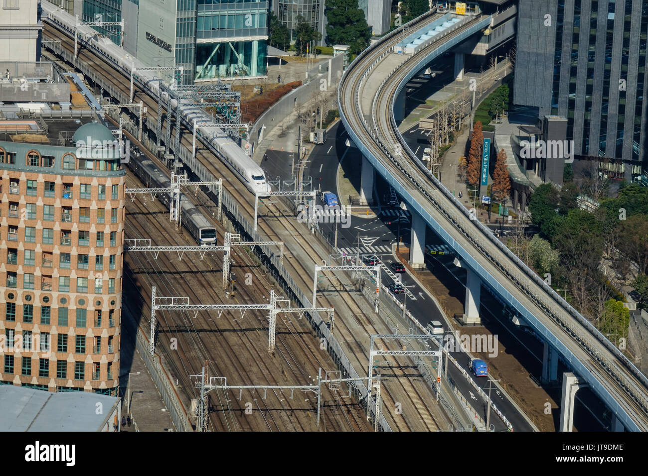 Tokyo, Japon - Jan 4, 2016. Shinkansen en marche sur la voie à Tokyo, Japon. Le transport ferroviaire au Japon est l'un des principaux moyens de transport de passagers, en particulier f Banque D'Images