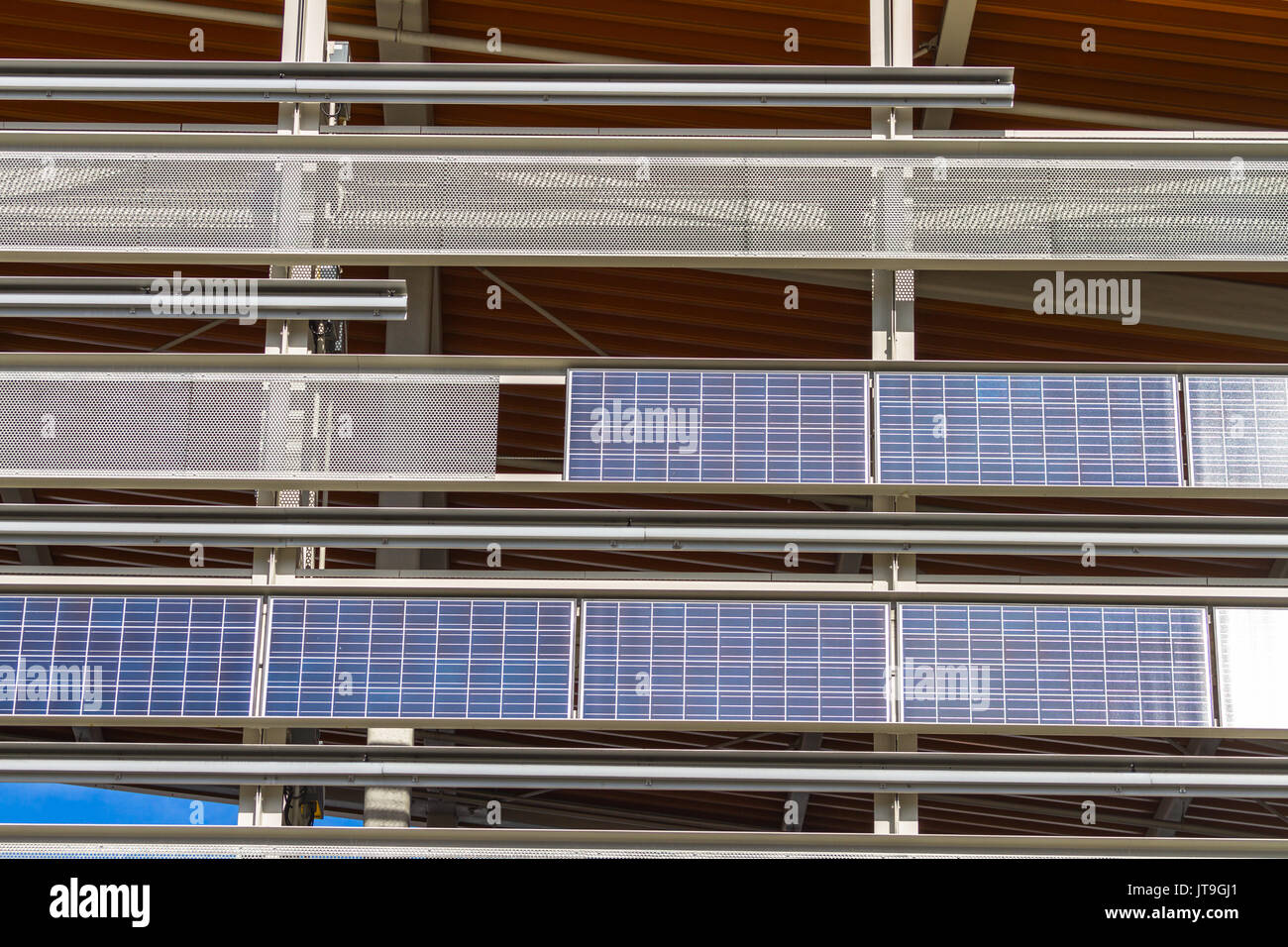 Panneau solaire conçu pour absorber les rayons du soleil comme source d'énergie pour produire de l'électricité ou de chauffage suspendu au côté d'un parking. Banque D'Images