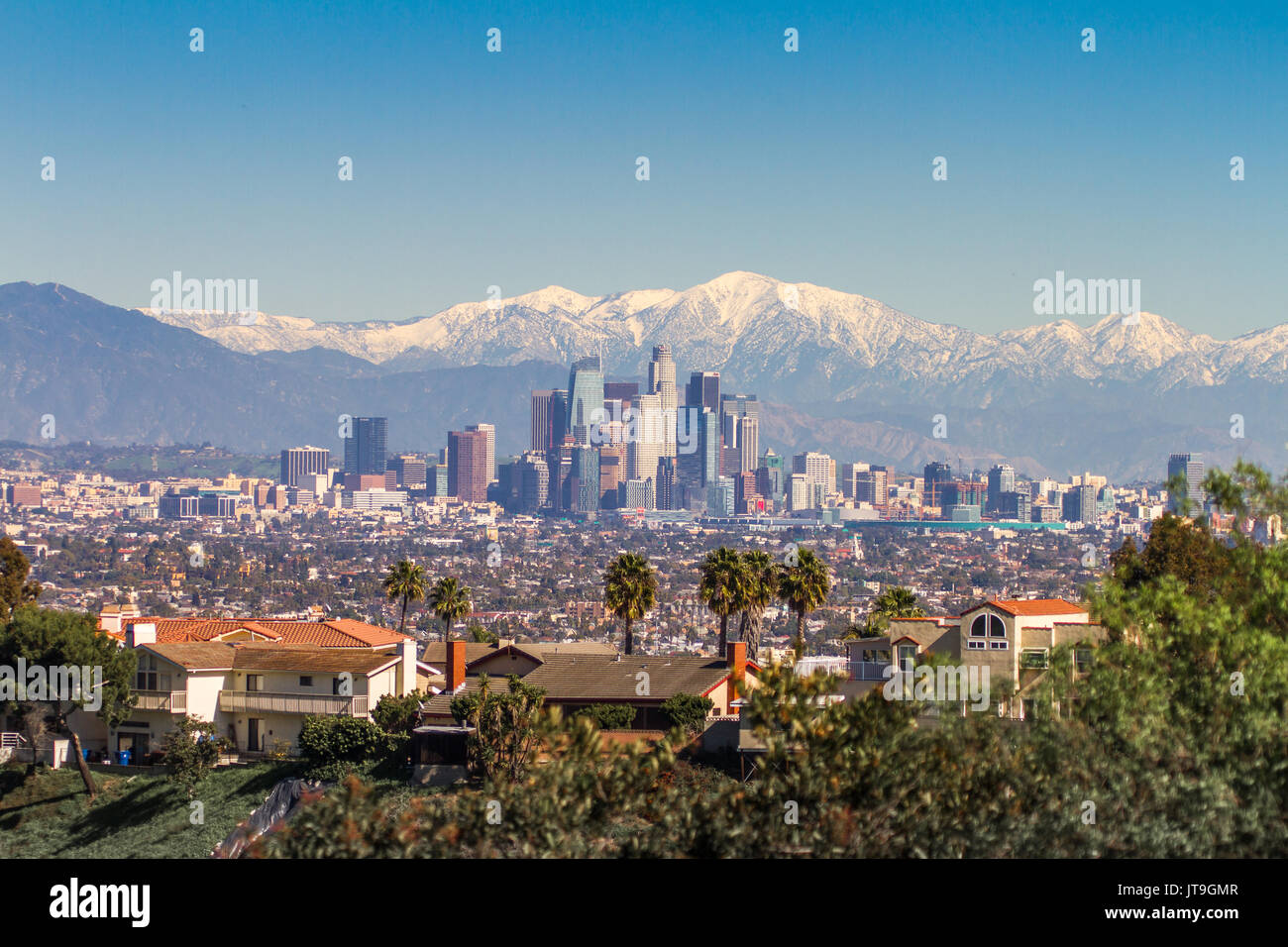 Des sommets enneigés des montagnes et le centre-ville de Los Angeles ville pendant les mois d'hiver dans le sud de la Californie, USA Banque D'Images