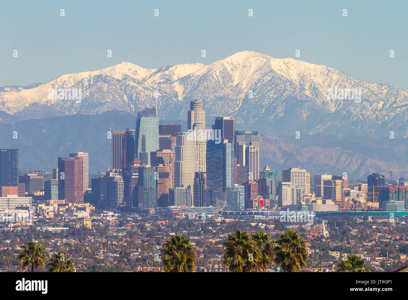 Des sommets enneigés des montagnes et le centre-ville de Los Angeles ville pendant les mois d'hiver dans le sud de la Californie, USA Banque D'Images