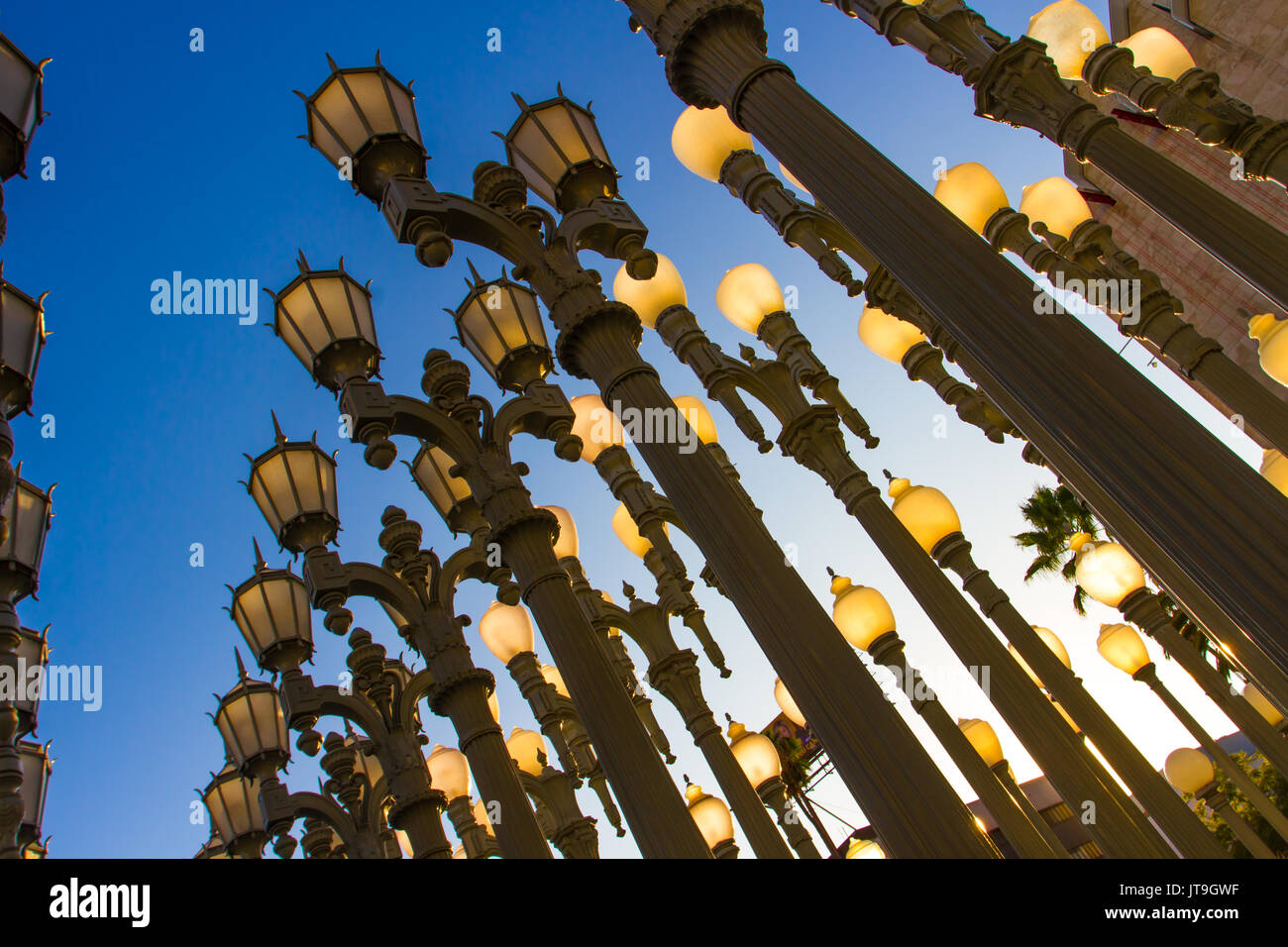 La lumière urbaine est une grande sculpture assemblage par Chris Burden situé à l'entrée du boulevard Wilshire Los Angeles County Museum of Art. Banque D'Images