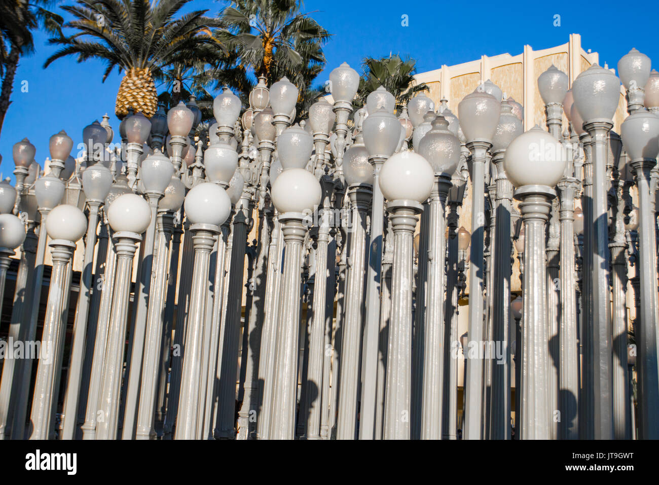 La lumière urbaine est une grande sculpture assemblage par Chris Burden situé à l'entrée du boulevard Wilshire Los Angeles County Museum of Art. Banque D'Images
