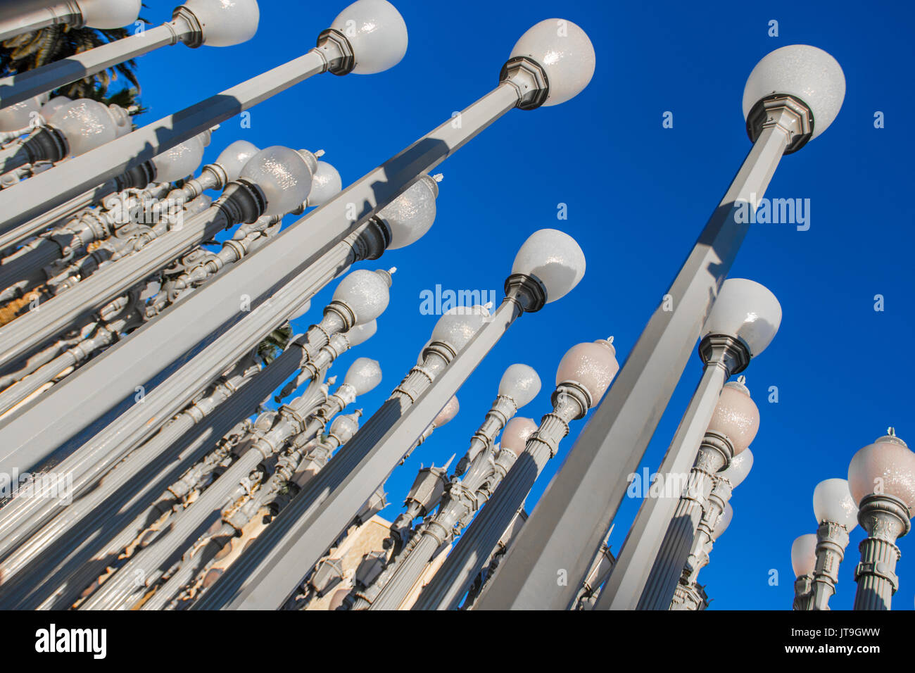 La lumière urbaine est une grande sculpture assemblage par Chris Burden situé à l'entrée du boulevard Wilshire Los Angeles County Museum of Art. Banque D'Images