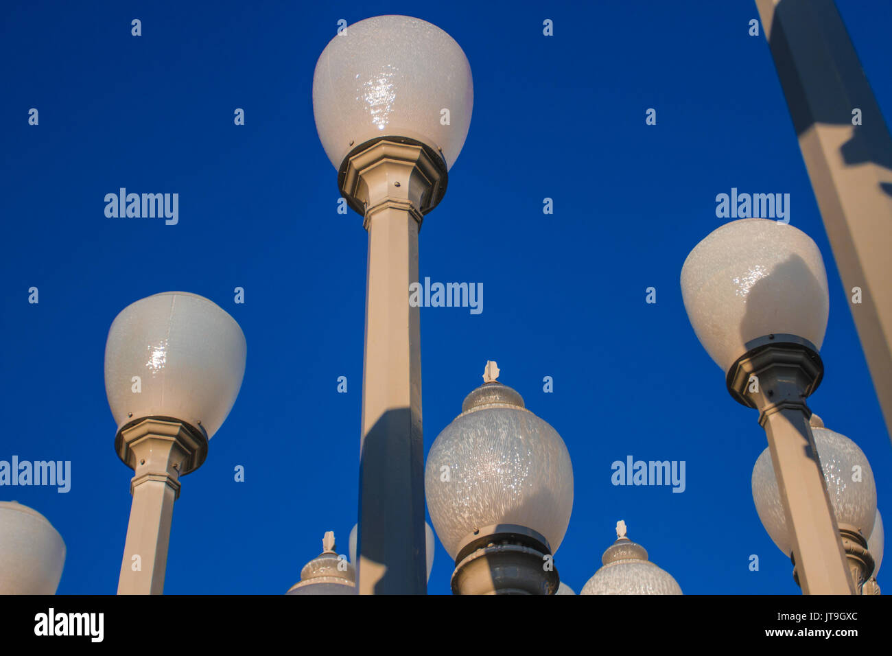 La lumière urbaine est une grande sculpture assemblage par Chris Burden situé à l'entrée du boulevard Wilshire Los Angeles County Museum of Art. Banque D'Images