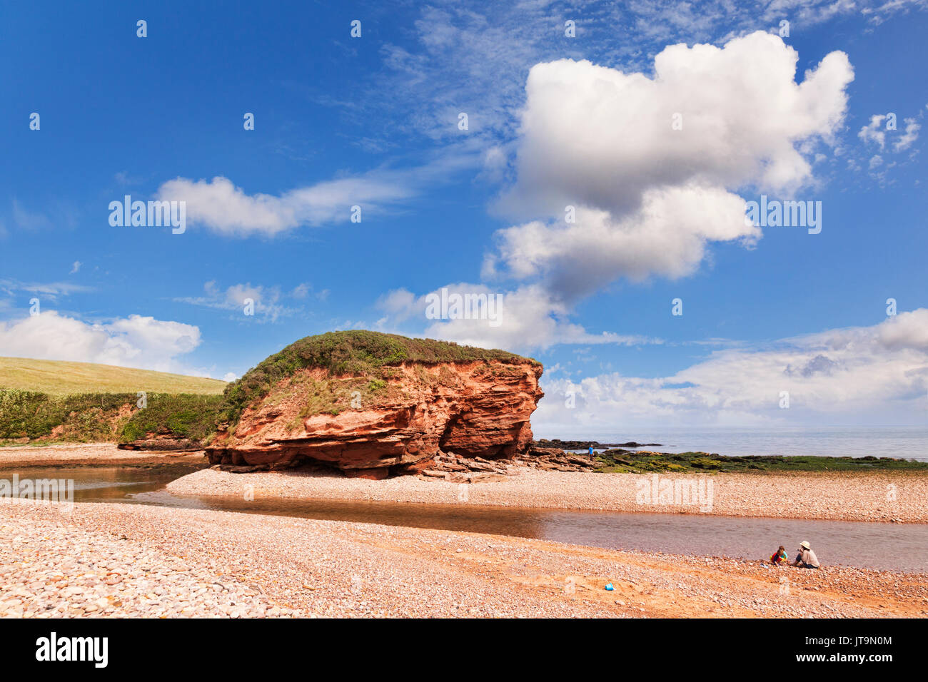 26 Juin 2017 : Budleigh Salterton, l'est du Devon, Angleterre, Royaume-Uni - la plage et les falaises spectaculaires sous un ciel bleu, avec de magnifiques nuages blancs. Banque D'Images