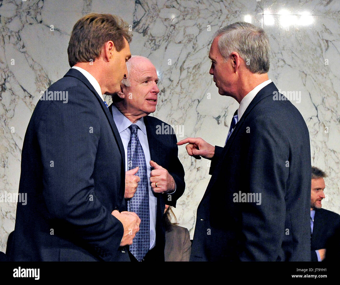 United States sénateurs Jeff Flake (républicain de l'Arizona), gauche, John McCain (républicain de l'Arizona), centre, et Ron Johnson (républicain du Wisconsin), droite, partager quelques réflexions qu'ils attendent l'arrivée de la secrétaire d'Etat américaine Hillary Rodham Clinton qui témoigneront devant le comité du Sénat américain sur les relations étrangères sur "Benghazi : les attaques et les leçons tirées, à Washington, D.C. le mercredi, 23 janvier 2013..Credit : Ron Sachs / CNP.(RESTRICTION : NO New York ou le New Jersey Journaux ou journaux dans un rayon de 75 km de la ville de New York)/MediaPunch Banque D'Images