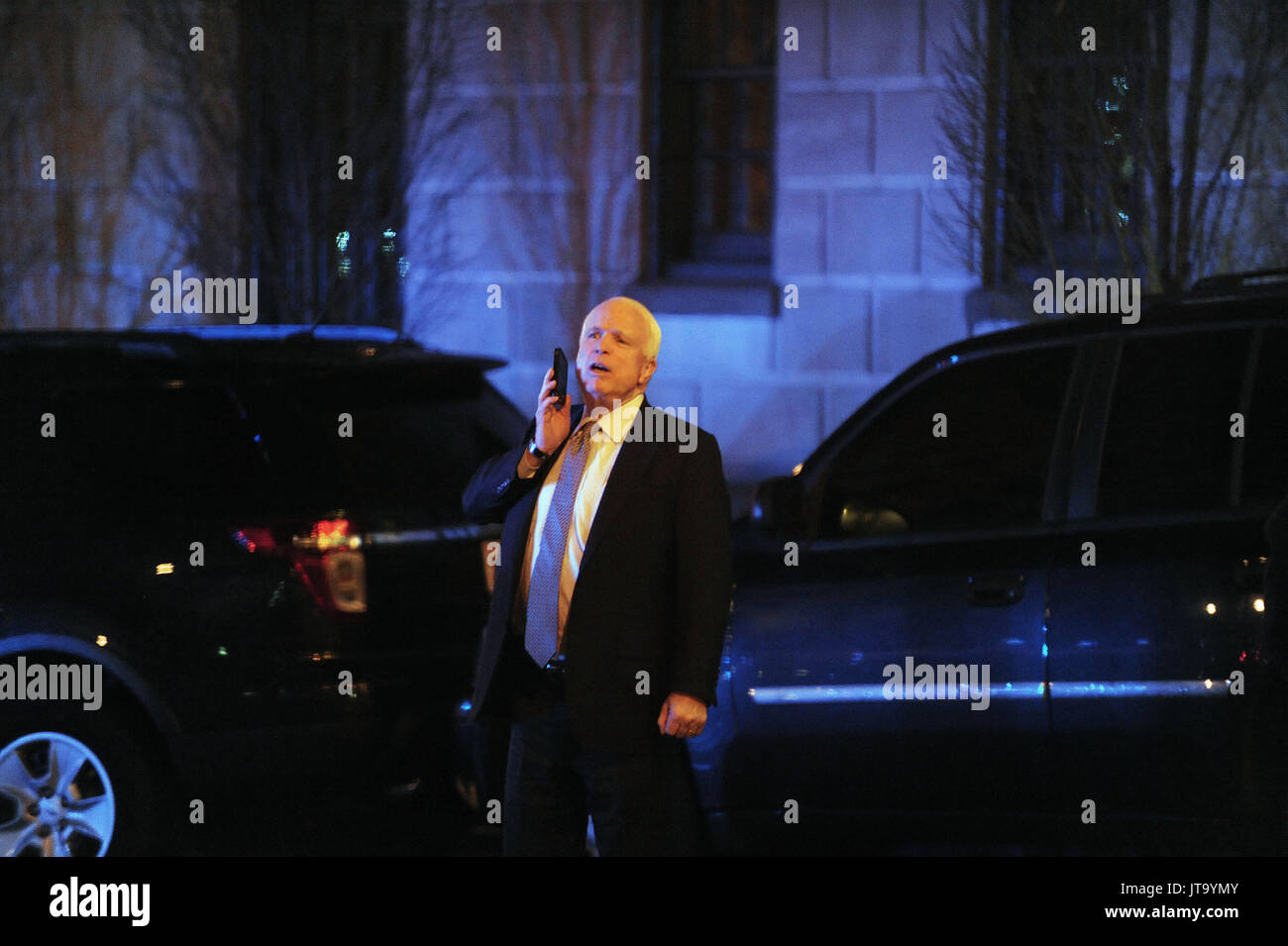 Le sénateur républicain John McCain (R-AZ) quitte l'hôtel Jefferson après un dîner avec le président américain Barack Obama le 6 mars 2013 à Washington, DC. .Crédit : Olivier Douliery / Piscine via CNP /MediaPunch Banque D'Images