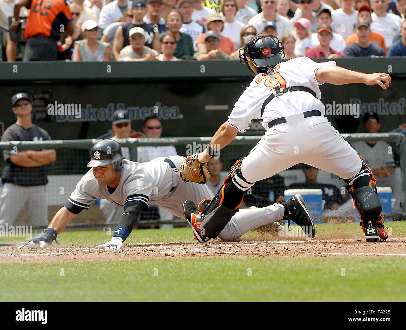 Baltimore, MD - 29 juillet 2007 -- Nouvelle York Yankee l'arrêt-court Derek Jeter (2) est étiqueté par l'Oriole de Baltimore catcher Paul Bako (9) sur une contestation jouer dans la deuxième manche à l'Oriole Park at Camden Yards de Baltimore, MD Le dimanche, Juillet 29, 2007. Les Yankees remportent le match 10 - 6..Credit : Ron Sachs / CNP/MediaPunch (restriction : NO New York ou le New Jersey Journaux ou journaux dans un rayon de 75 km de la ville de New York) Banque D'Images