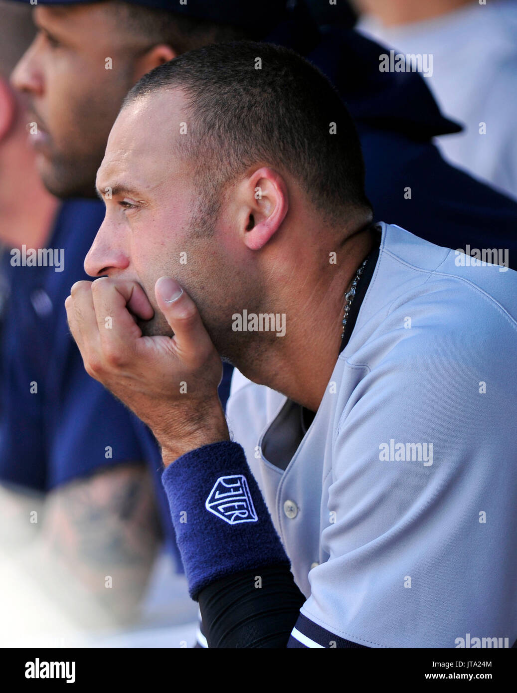 Frappeur des Yankees de New York Derek Jeter (2) montres huitième manche de l'étang-réservoir d'action contre les Orioles de Baltimore à l'Oriole Park at Camden Yards de Baltimore, Maryland, dans le premier match d'un programme double le dimanche, Août 28, 2011. Les orioles a gagné le match 2 - 0..Credit : Ron Sachs/MediaPunch / CNP. (restriction : NO New York ou le New Jersey Journaux ou journaux dans un rayon de 75 km de la ville de New York) Banque D'Images