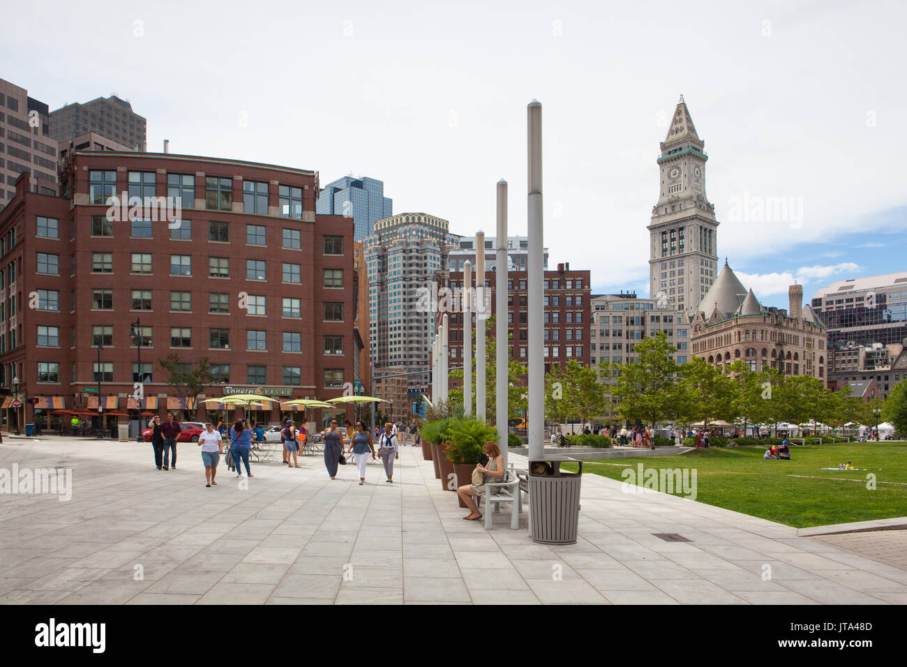 Boston, Massachusetts, USA - Juillet 2,2016 : l'extrémité nord Parcs le Rose Kennedy Greenway reconnecté Boston. L'espace vert a été créé dans une Banque D'Images