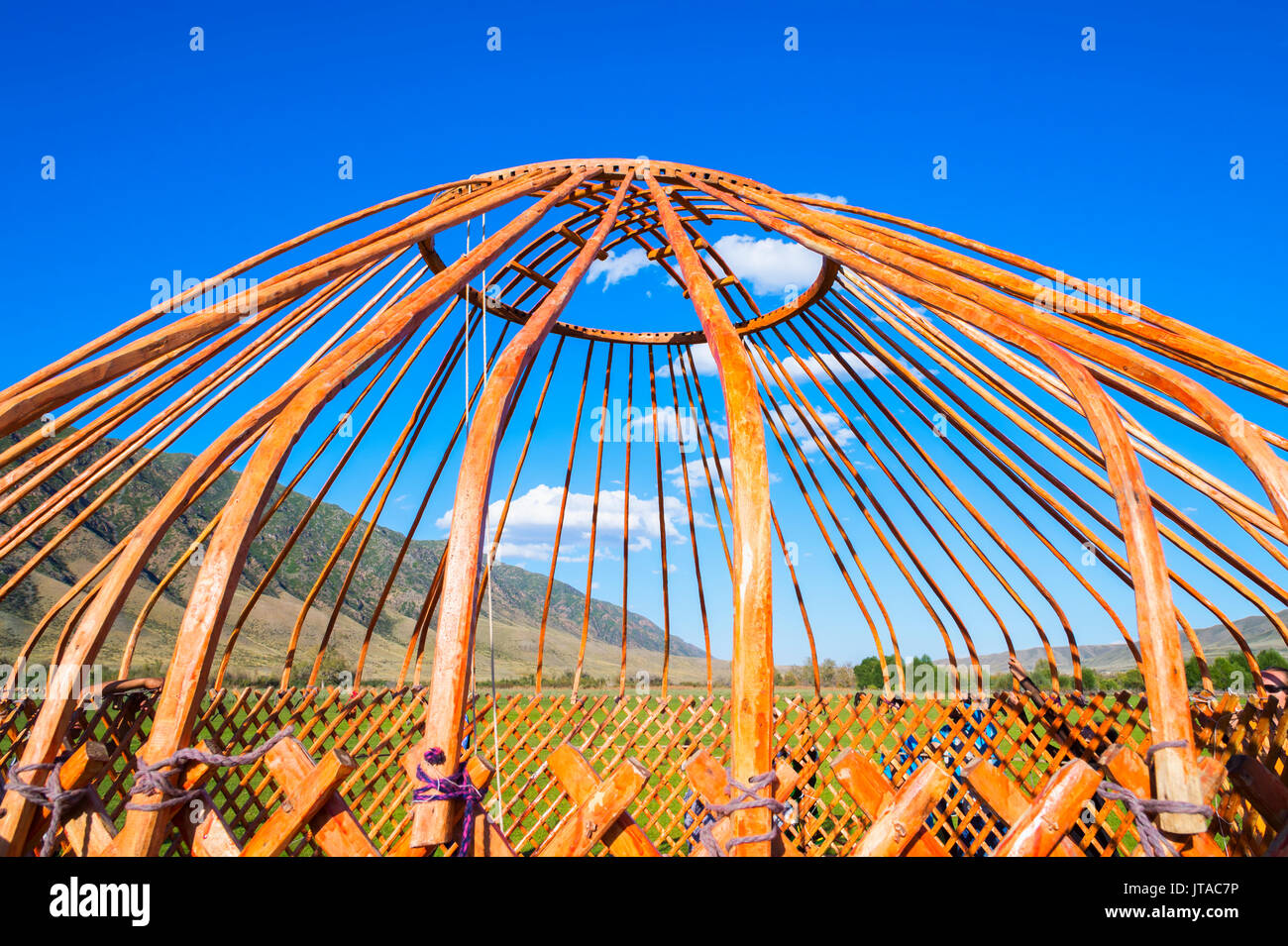 Les hommes kazakh mise vers le haut d'un village de yourte, sati, Tian Shan, au Kazakhstan, en Asie centrale, Asie Banque D'Images