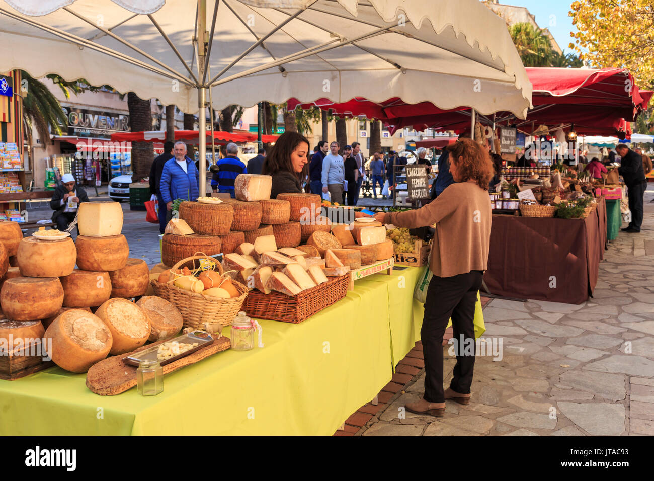 Client en soit servi dans un étal de fromages sur le marché, le port d'Ajaccio, Corse, France, Europe, Méditerranée Banque D'Images