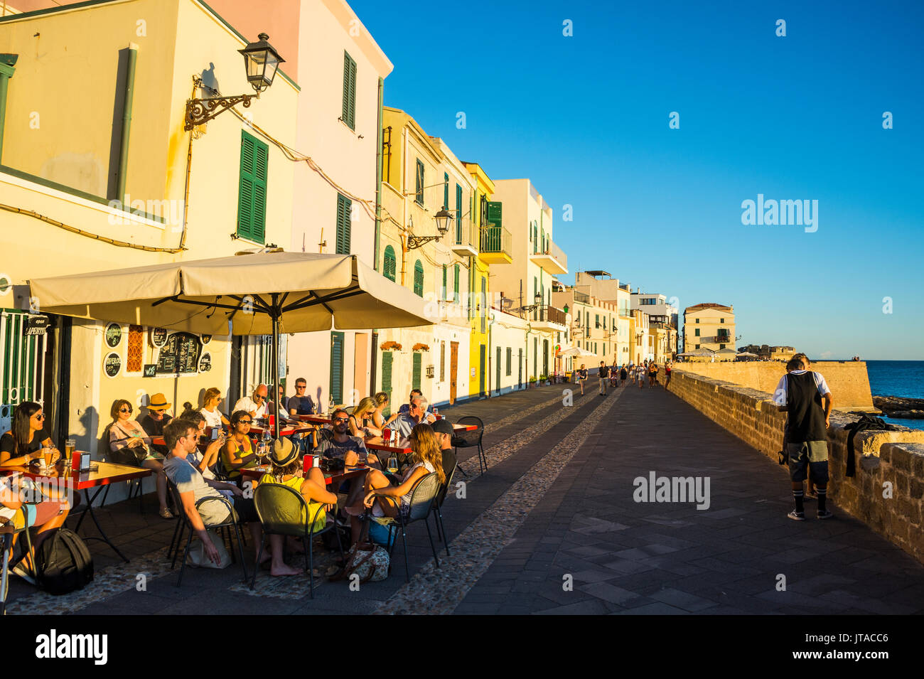 Restaurant sur la promenade de l'océan dans la ville côtière de Alghero, Sardaigne, Italie, Europe, Méditerranée Banque D'Images