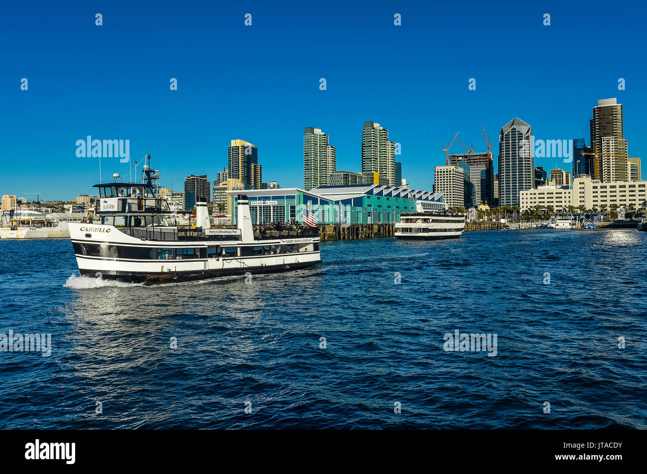 Petit bateau de croisière touristique avec le paysage en arrière-plan, le Port de San Diego, Californie, États-Unis d'Amérique, Amérique du Nord Banque D'Images