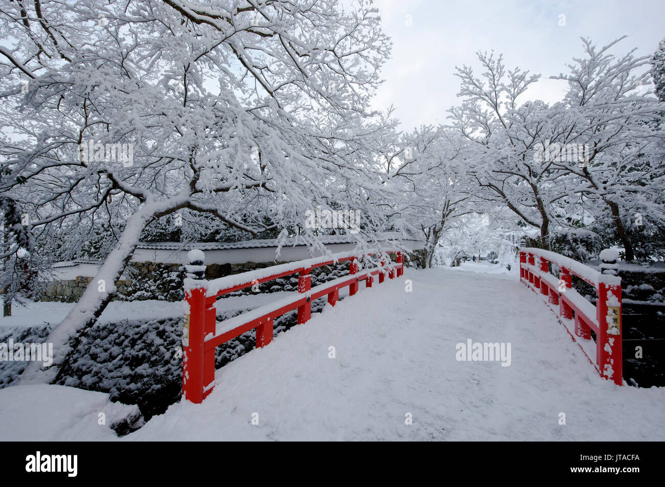 Pont japonais couvert de neige, la vallée d'Ohara, Kyoto, Japon, Asie Banque D'Images