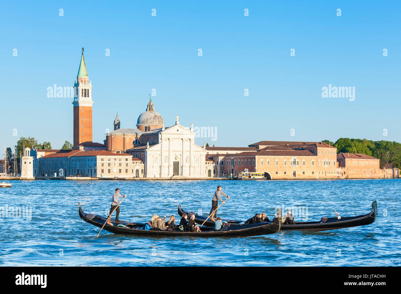 Gondoles vénitiennes de touristes en face de l'île de San Giorgio Maggiore, sur le Canale di San Marco, Venise, UNESCO World Heritage Site, Vénétie, JE Banque D'Images