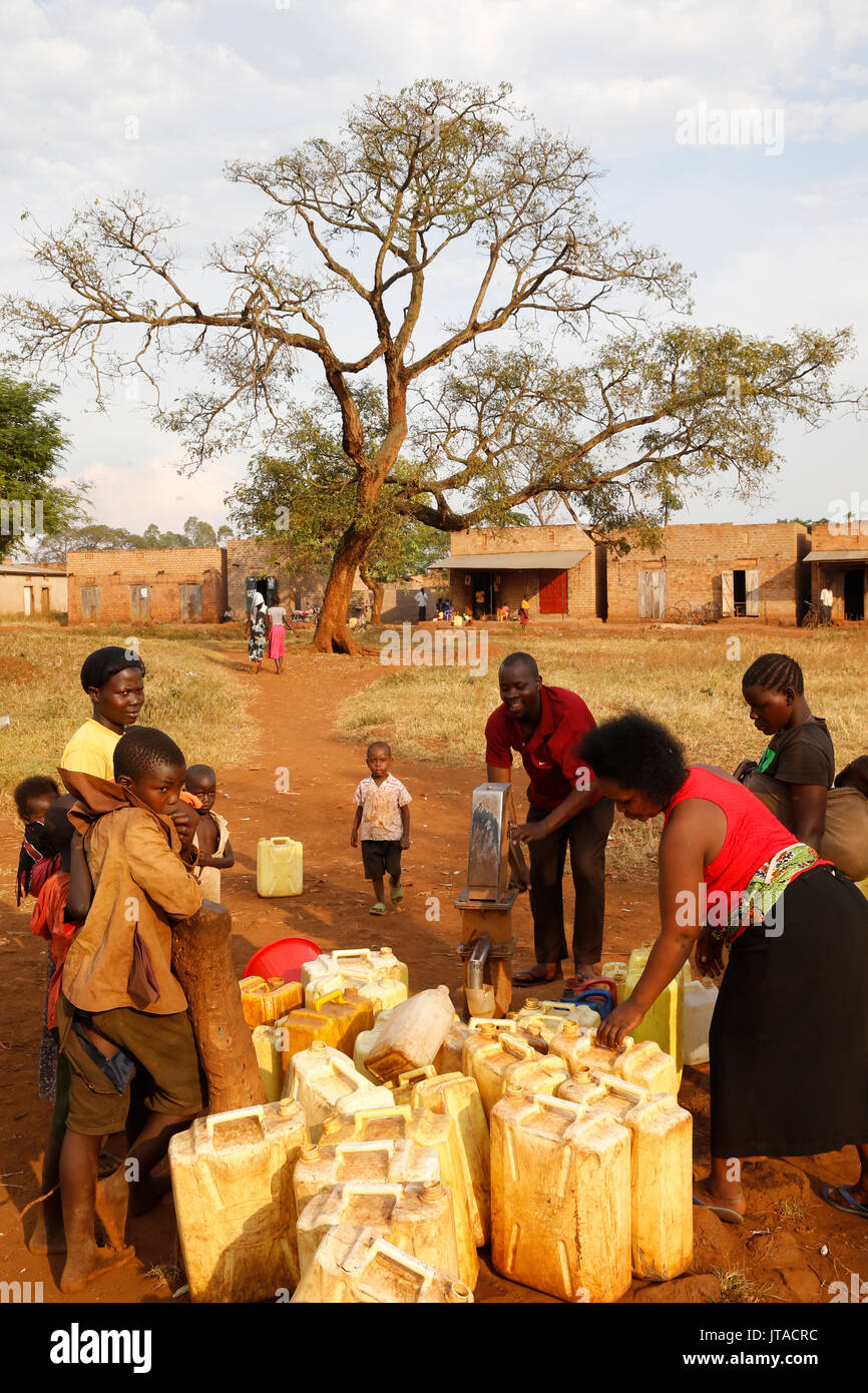 Corvée d'eau dans un village ougandais, l'Ouganda, l'Afrique, Bweyale Banque D'Images
