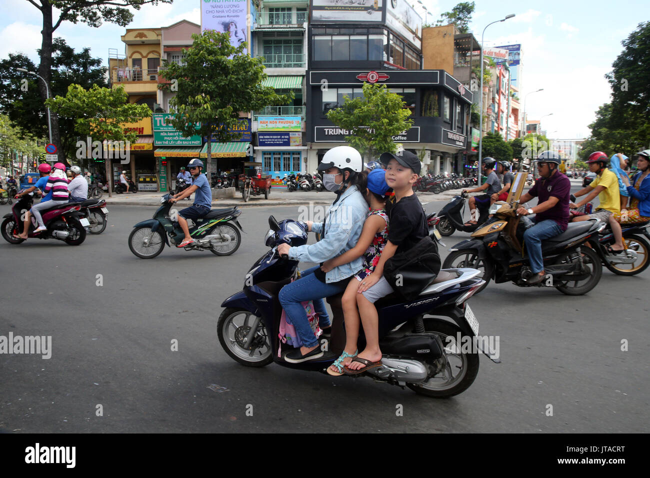 Mère et enfants en scooter sur la rue de Saigon, Ho Chi Minh City, Vietnam, Indochine, Asie du Sud-Est, l'Asie Banque D'Images