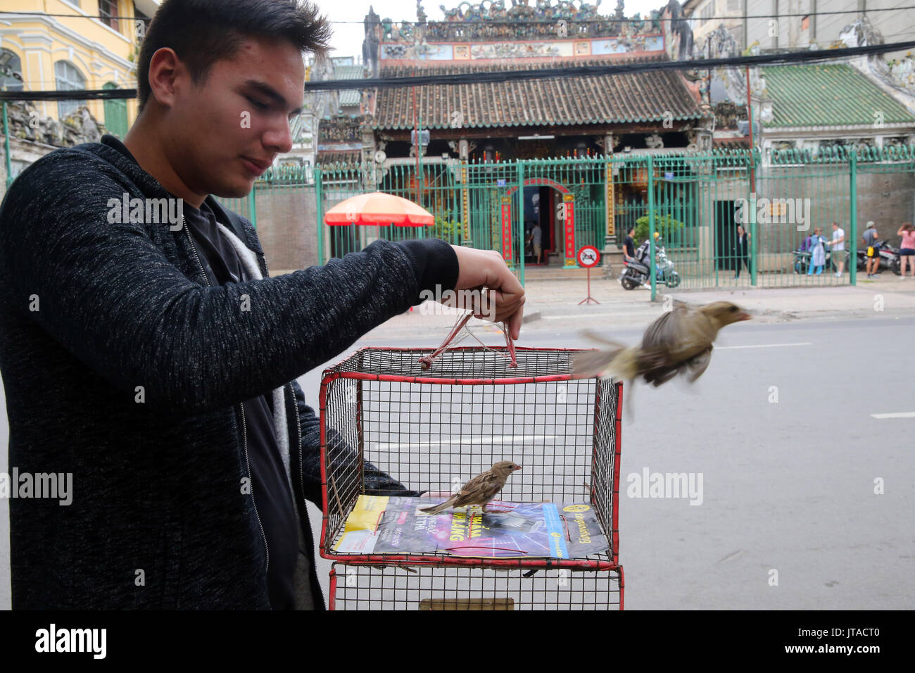 L'homme presse temple taoïste, Sparrow, une pagode de Phuoc Hoi Quan, Ho Chi Minh City, Vietnam, Indochine, Asie du Sud-Est, l'Asie Banque D'Images