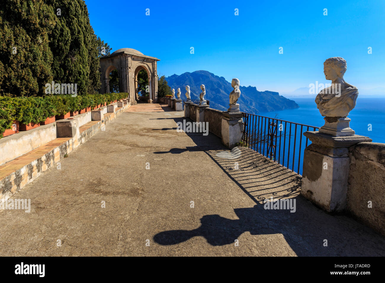 Superbe terrasse de l'infini, jardins de la Villa Cimbrone, Ravello, Côte Amalfitaine, UNESCO World Heritage Site, Campanie, Italie, Europe Banque D'Images