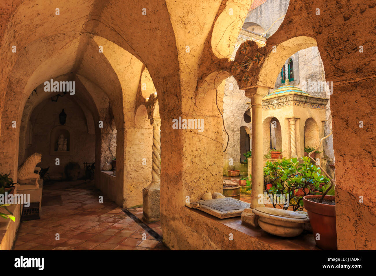 Cloître, superbe jardin de la Villa Cimbrone au printemps, Ravello, Côte Amalfitaine, UNESCO World Heritage Site, Campanie, Italie, Europe Banque D'Images