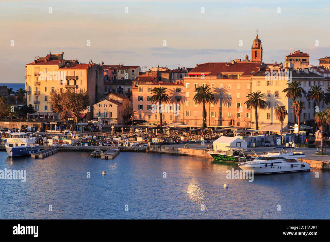 Ajaccio waterfront au lever du soleil, de la mer, l'île de Corse, de la Méditerranée, France, Méditerranée, Europe Banque D'Images