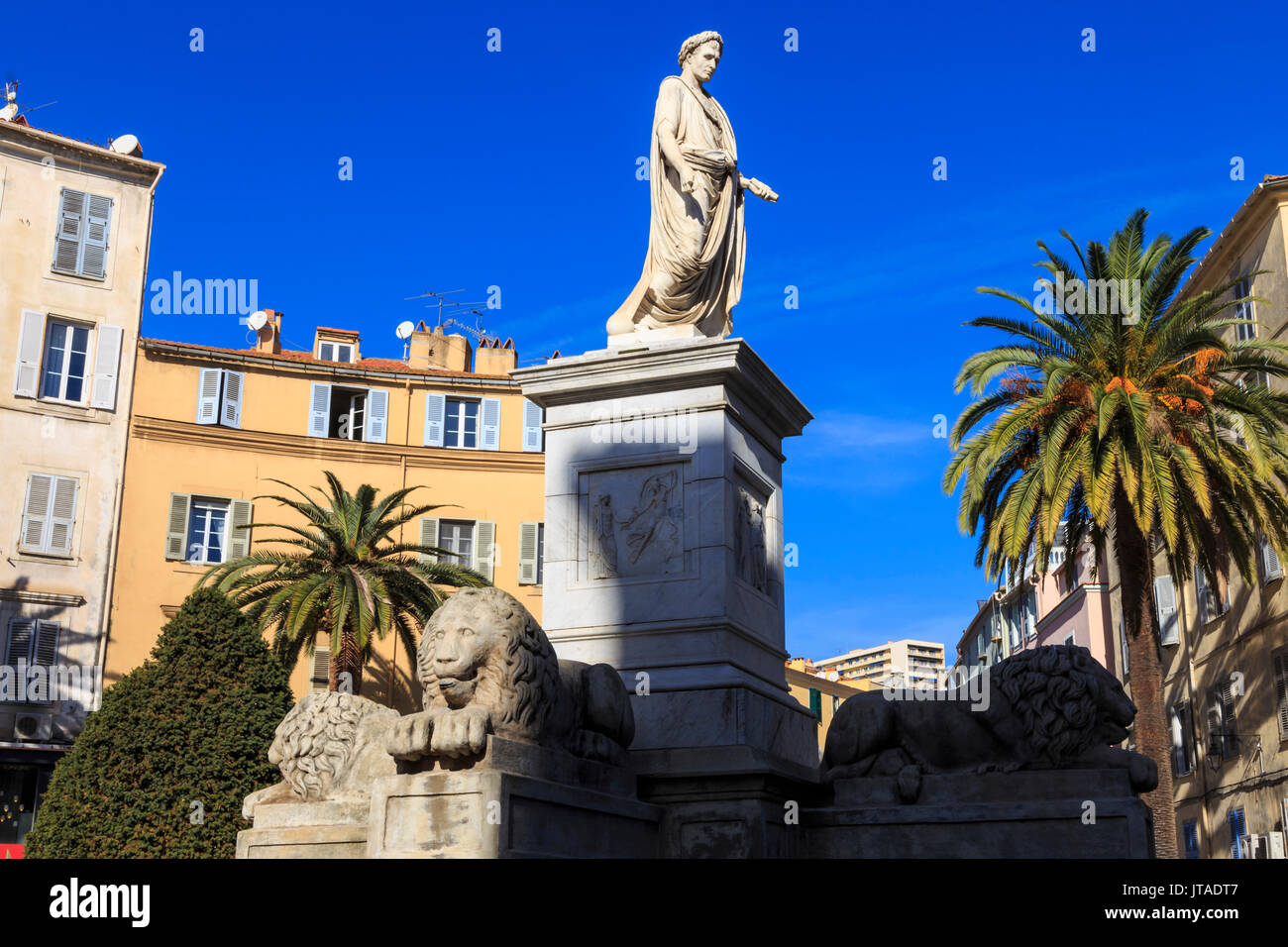 Statue de Napoléon en empereur romain, avec des lions et des palmiers, bâtiments pastel, Place Foch, Ajaccio, Corse, France, Europe Banque D'Images