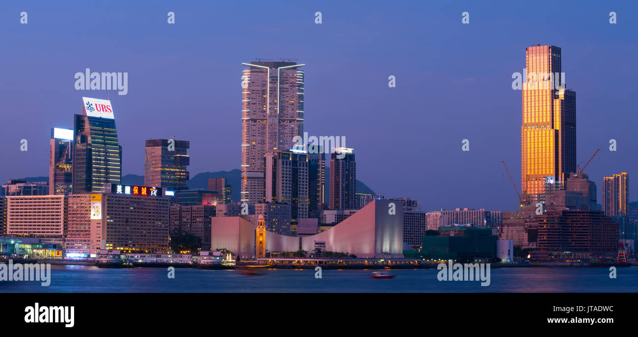 Le musée de l'espace, star Ferry et tour de l'horloge, toits de Kowloon, le port de Victoria, Hong Kong, Chine. Banque D'Images