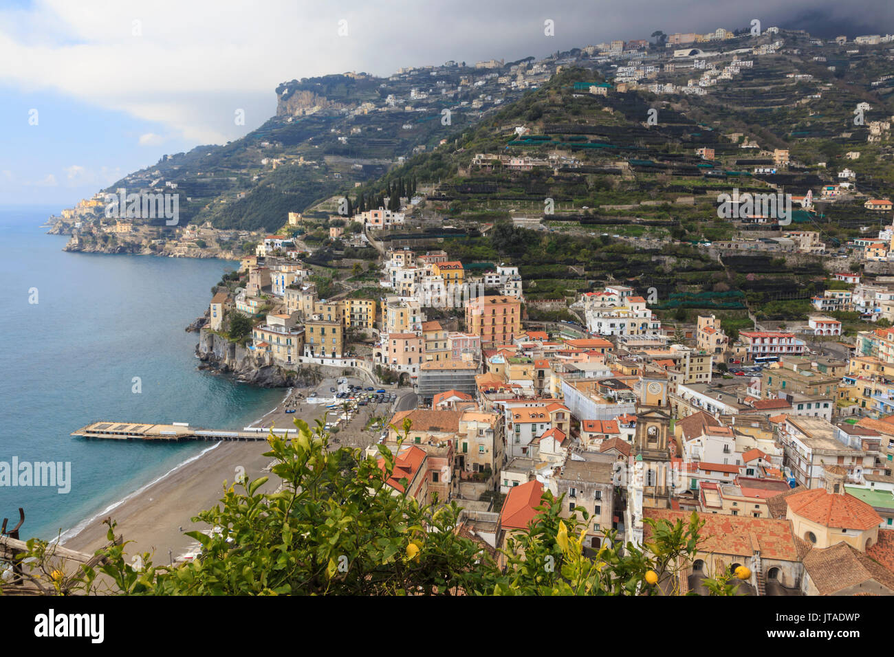Minori, plage, la cathédrale, les citrons et les terrasses, elevated view, Côte Amalfitaine, UNESCO World Heritage Site, Campanie, Italie, Europe Banque D'Images