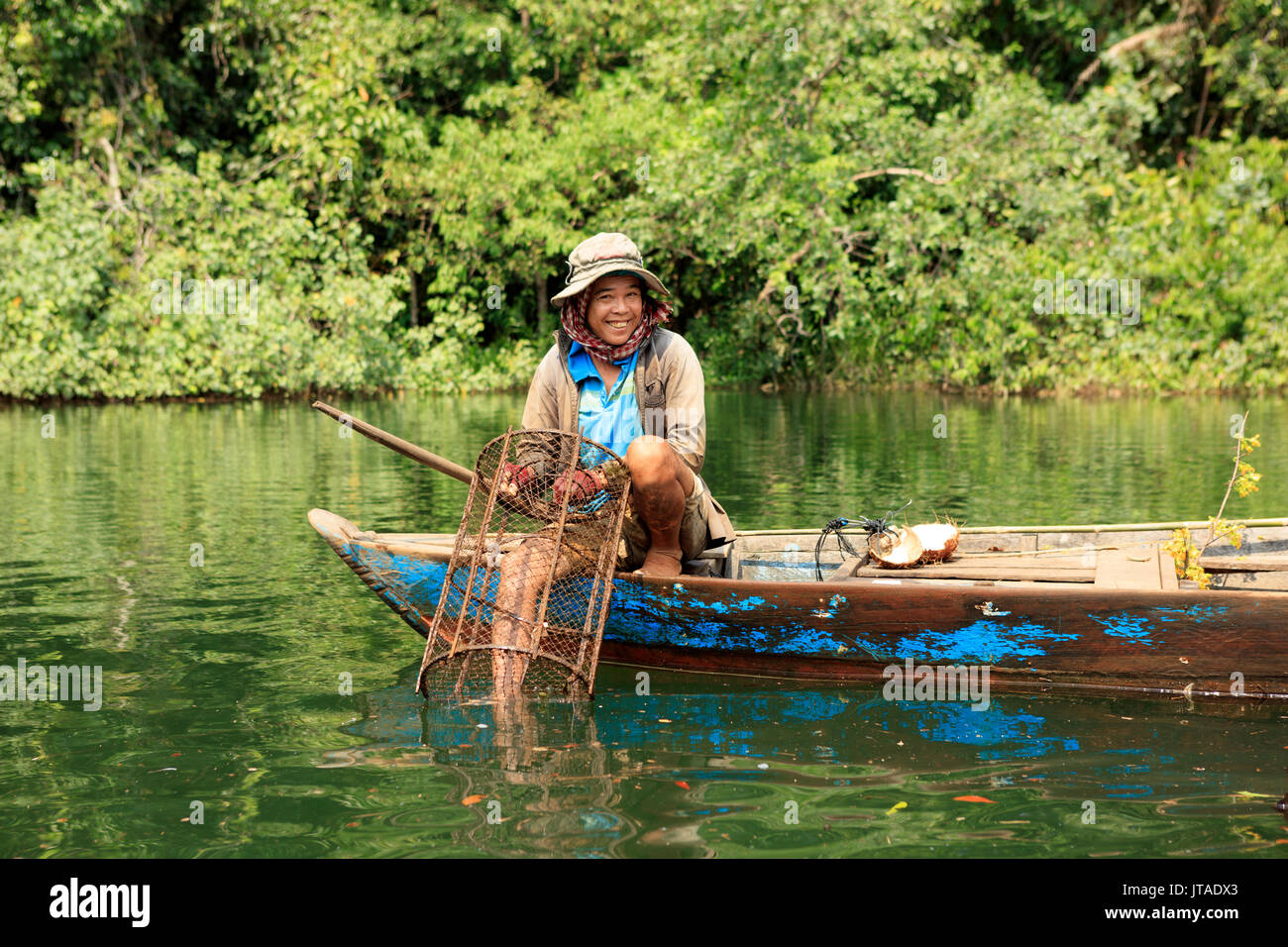 Pêcheur d'écrevisses sur un affluent de la rivière Phipot dans les monts cardamome, Koh Kong, le Cambodge, l'Indochine, l'Asie du Sud-Est, Asie Banque D'Images