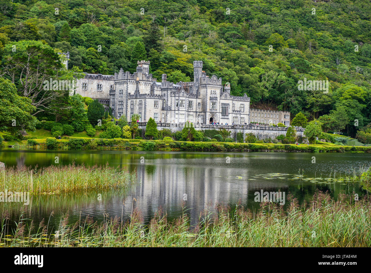 L'Abbaye de Kylemore sur le Pollacapall Lough, le Parc National du Connemara, comté de Galway, Connacht, République d'Irlande, Europe Banque D'Images