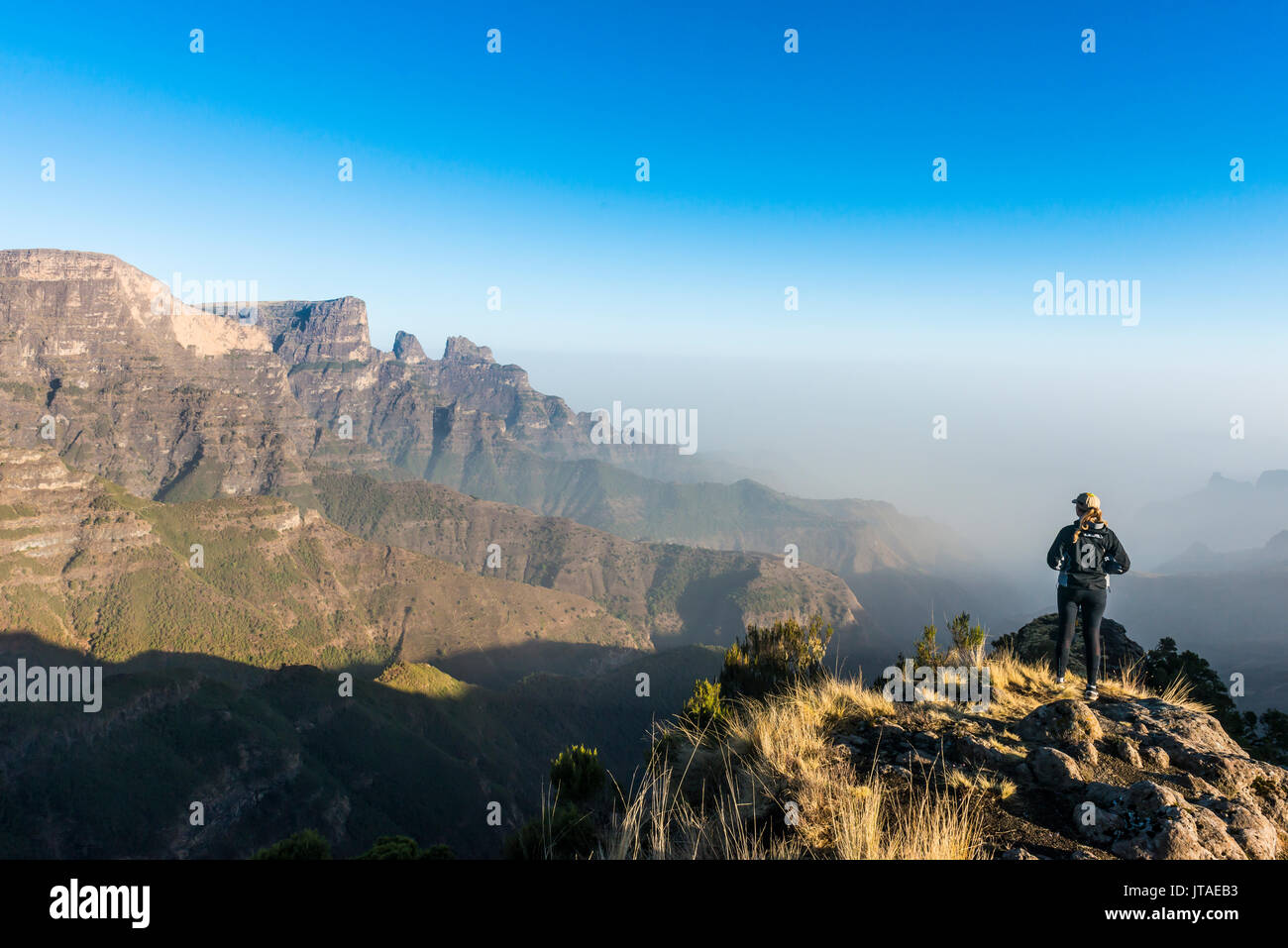 Woman le soleil matinal sur les falaises, les montagnes du Simien parc national, site du patrimoine mondial de l'UNESCO, Debarq, Ethiopie, Afrique Banque D'Images