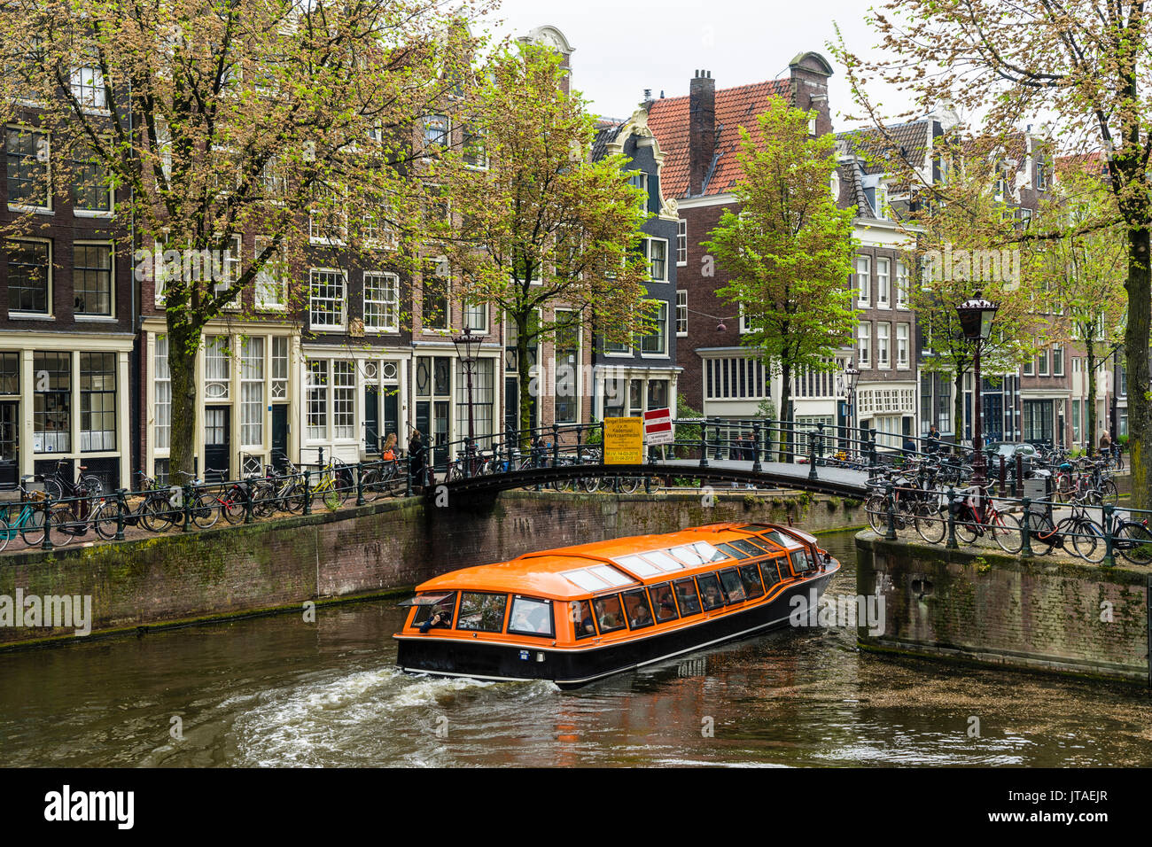 Bateau qui passe sous un pont sur Brouwersgracht, Amsterdam, Pays-Bas, Europe Banque D'Images