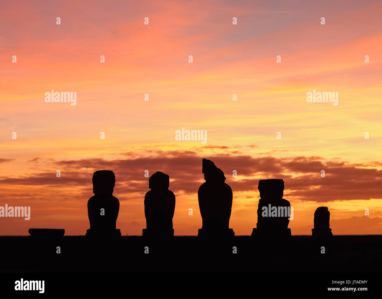 Moais de l'ahu Vai Uri au coucher du soleil, complexe archéologique Tahai, parc national de Rapa Nui, Site du patrimoine mondial de l'UNESCO, l'île de Pâques, Chili, Amérique du Sud Banque D'Images