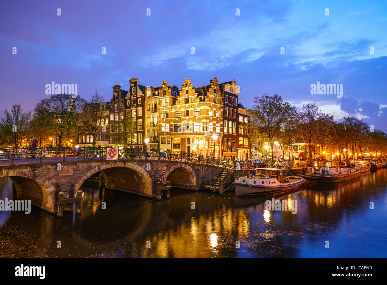 Scène du canal de nuit, Amsterdam, Pays-Bas, Europe Banque D'Images