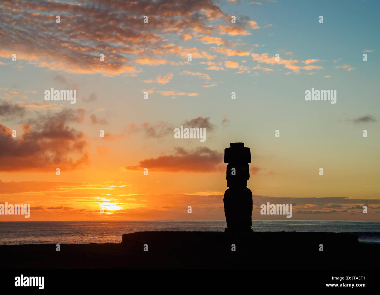 Moai de l'ahu Ko Te Riku au coucher du soleil, complexe archéologique Tahai, parc national de Rapa Nui, Site du patrimoine mondial de l'UNESCO, l'île de Pâques, le Chili, l'Americ Banque D'Images