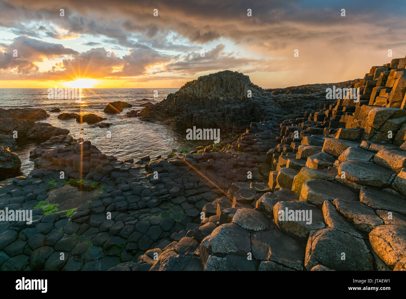 La Chaussée des géants au coucher du soleil, l'UNESCO World Heritage Site, comté d'Antrim, l'Ulster (Irlande du Nord, Royaume-Uni, Europe Banque D'Images