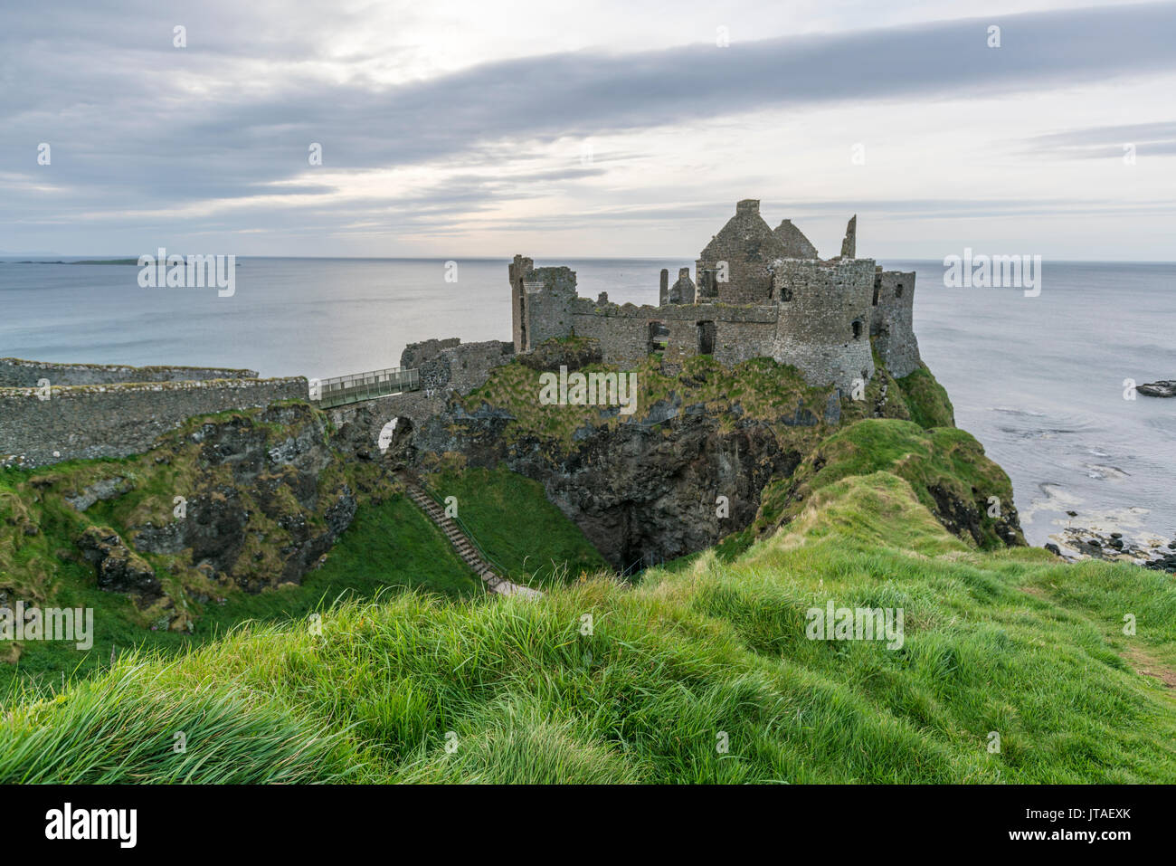 Ruines du château de Dunluce, Bushmills, comté d'Antrim, l'Ulster (Irlande du Nord, Royaume-Uni, Europe Banque D'Images