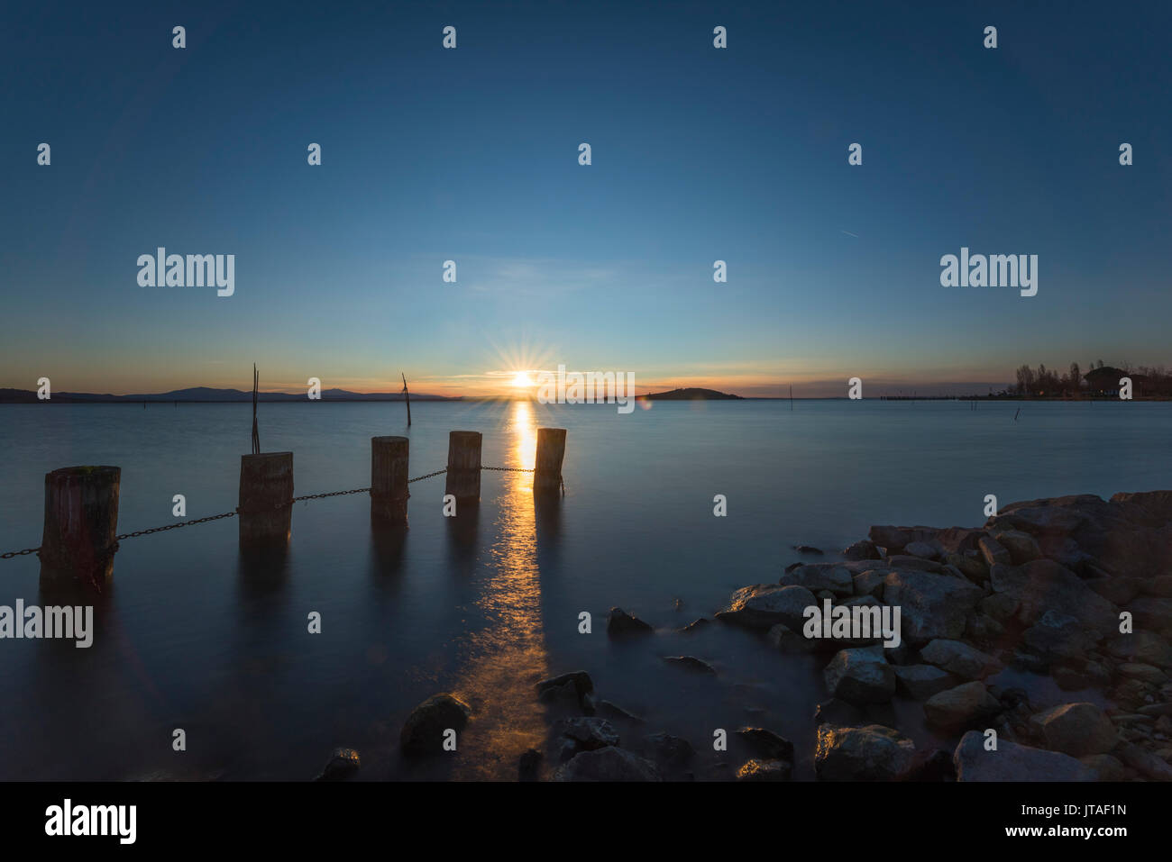 Dock en bois au coucher du soleil, le lac Trasimène, Pérouse, Ombrie, Italie, Europe Banque D'Images