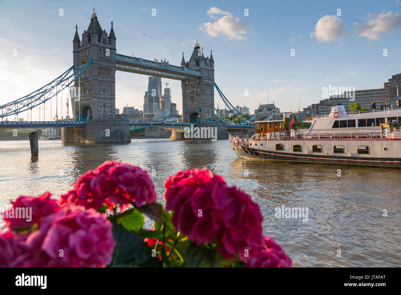 Tower Bridge et de la ville de Londres de Butler's Wharf, Londres, Angleterre, Royaume-Uni, Europe Banque D'Images