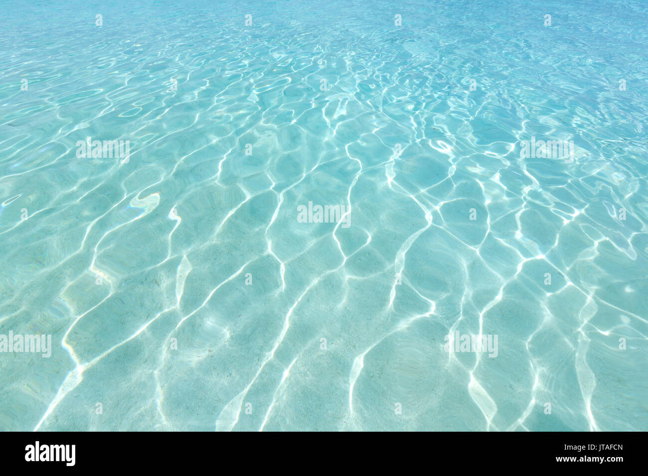 Une mer cristalline, le Coco Palm Dhuni Kolhu resort, atoll de Baa, République des Maldives, l'Océan Indien, l'Asie Banque D'Images