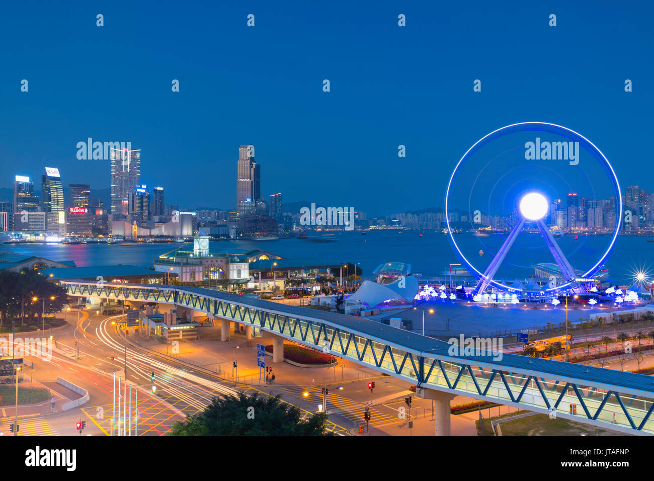 Avis de Star Ferry Pier, roue d'observation et Tsim Sha Tsui skyline, Central, Hong Kong, Chine, Asie Banque D'Images