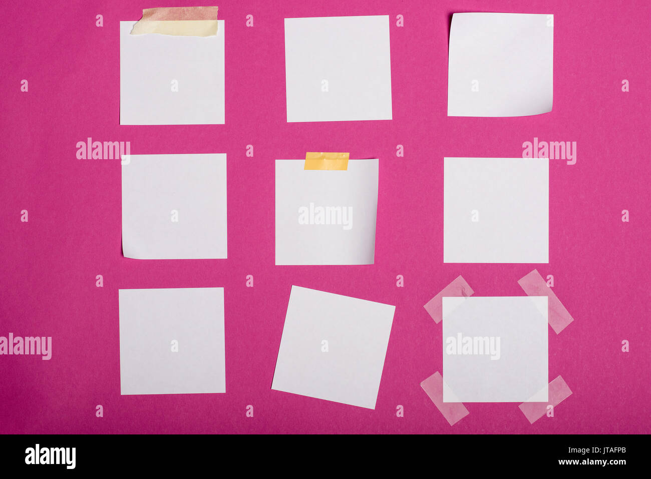 Close-up view of blank white notes adhésives isolé sur pink Banque D'Images