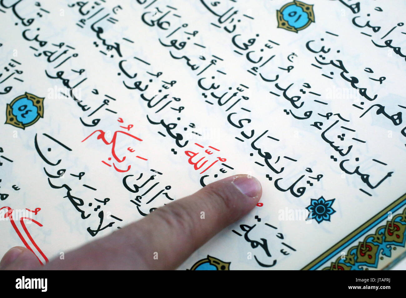Lire le Coran d'imam dans une mosquée, Seine-e-Marne, France, Europe Banque D'Images