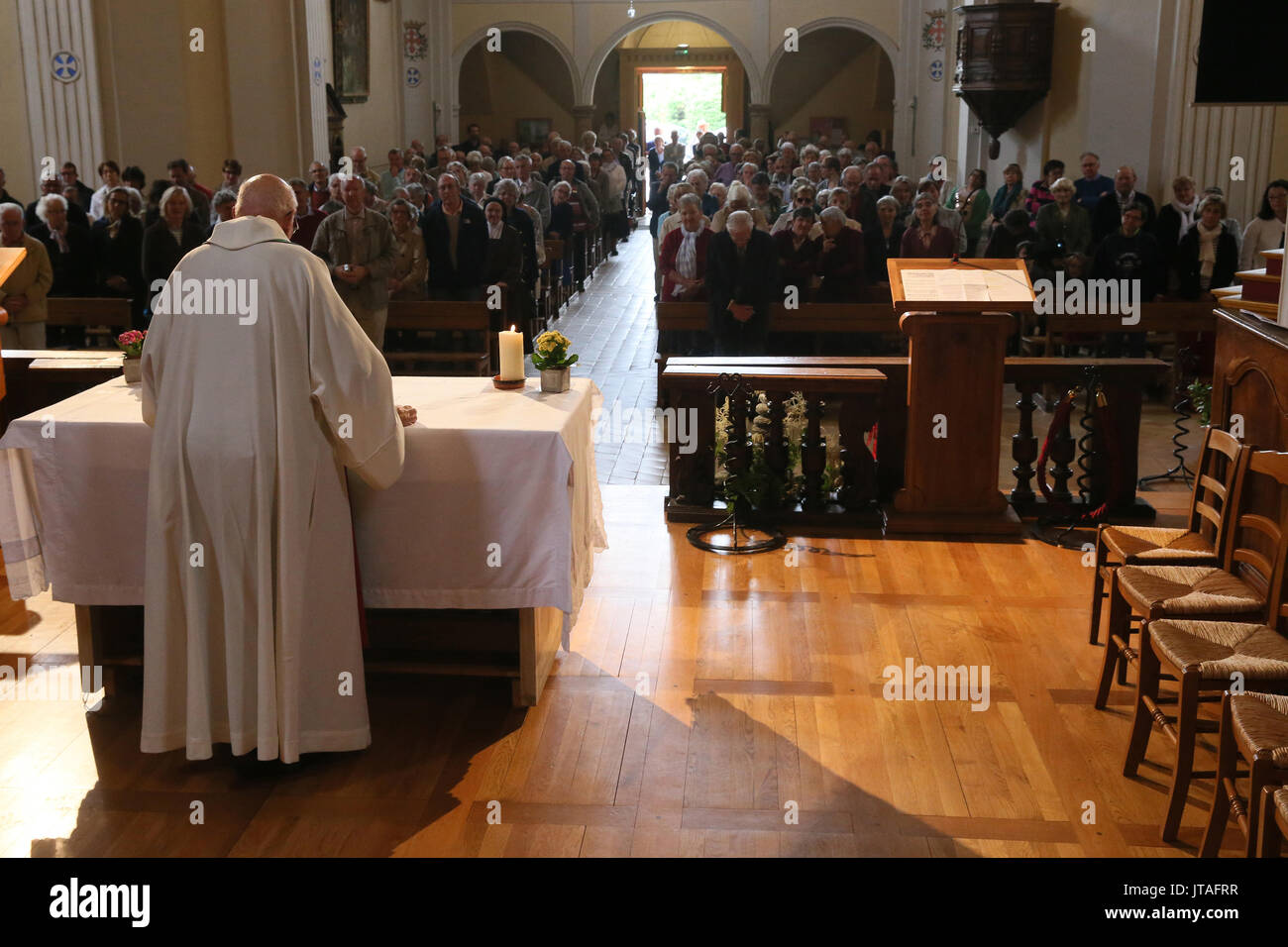Messe catholique, l'église Saint-Nicolas de Veroce, Saint-Nicolas-de-Veroce, Haute-Savoie, France, Europe Banque D'Images